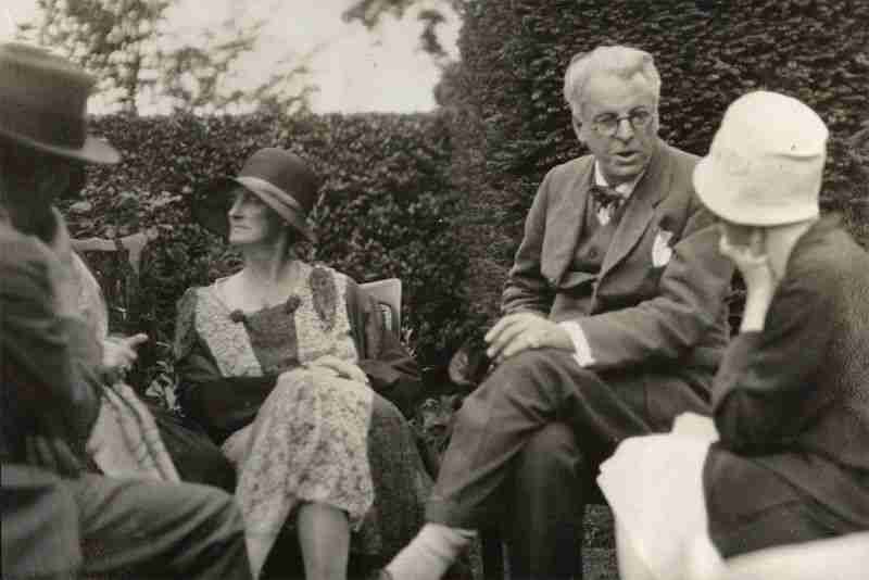 Mediums Georgie Hyde and Lees Yeats